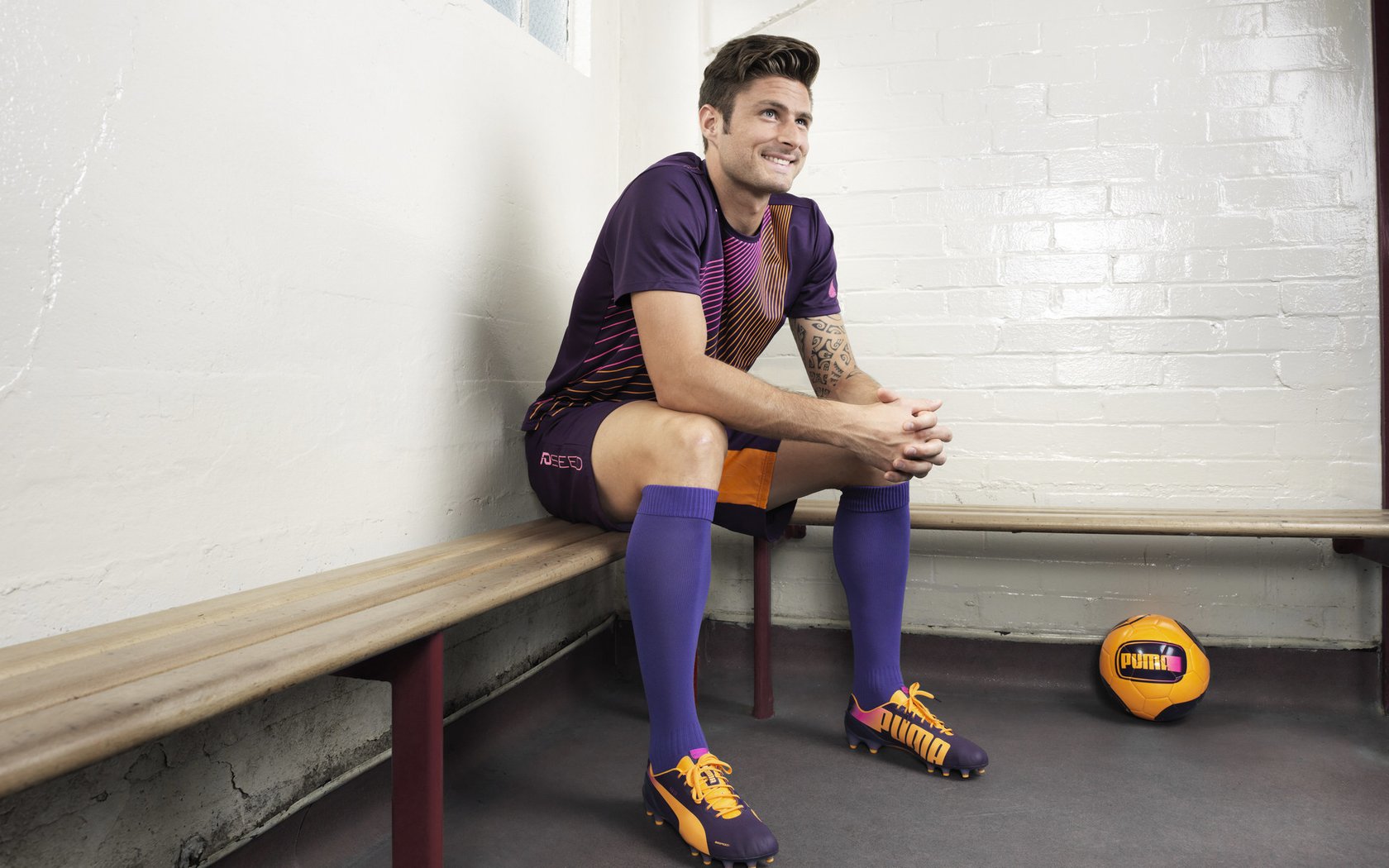 华体会app-基：全黑队的“稳重后卫”，在防守上总能有效消除对方威胁